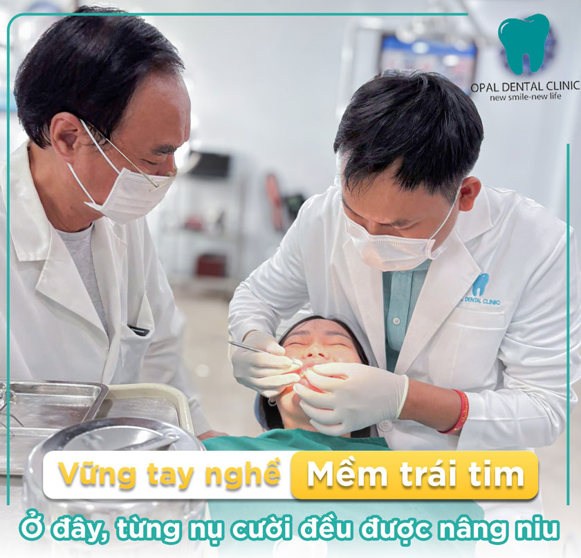 Khách hàng khám răng định kỳ tại nha khoa Opal