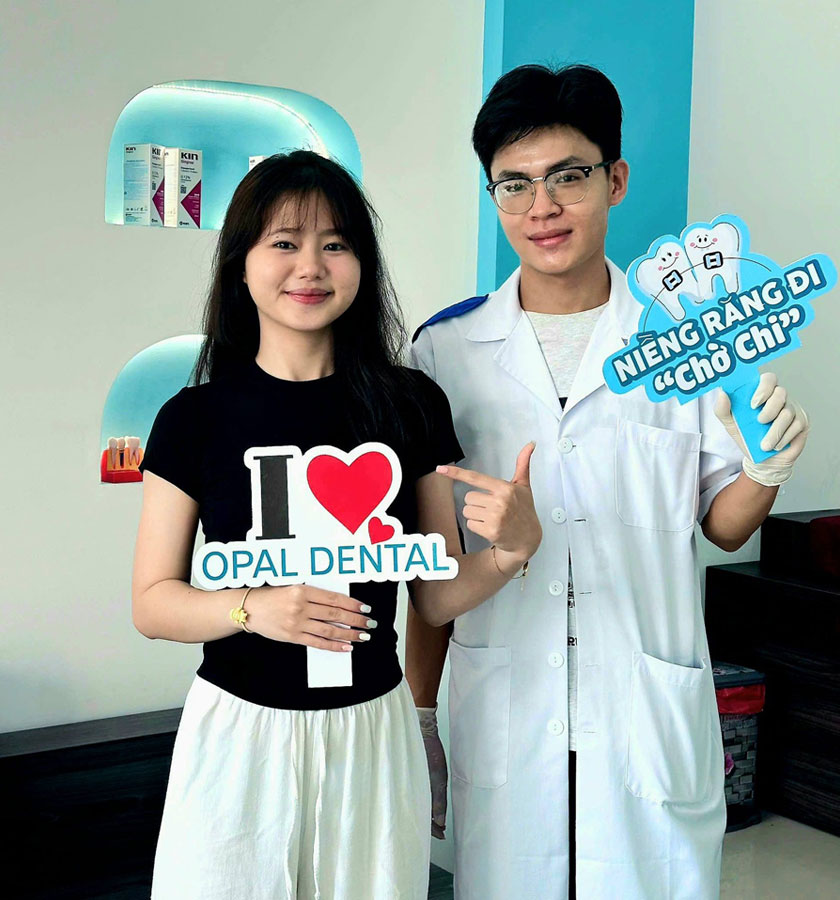 Khách hàng niềng răng tại nha khoa Opal